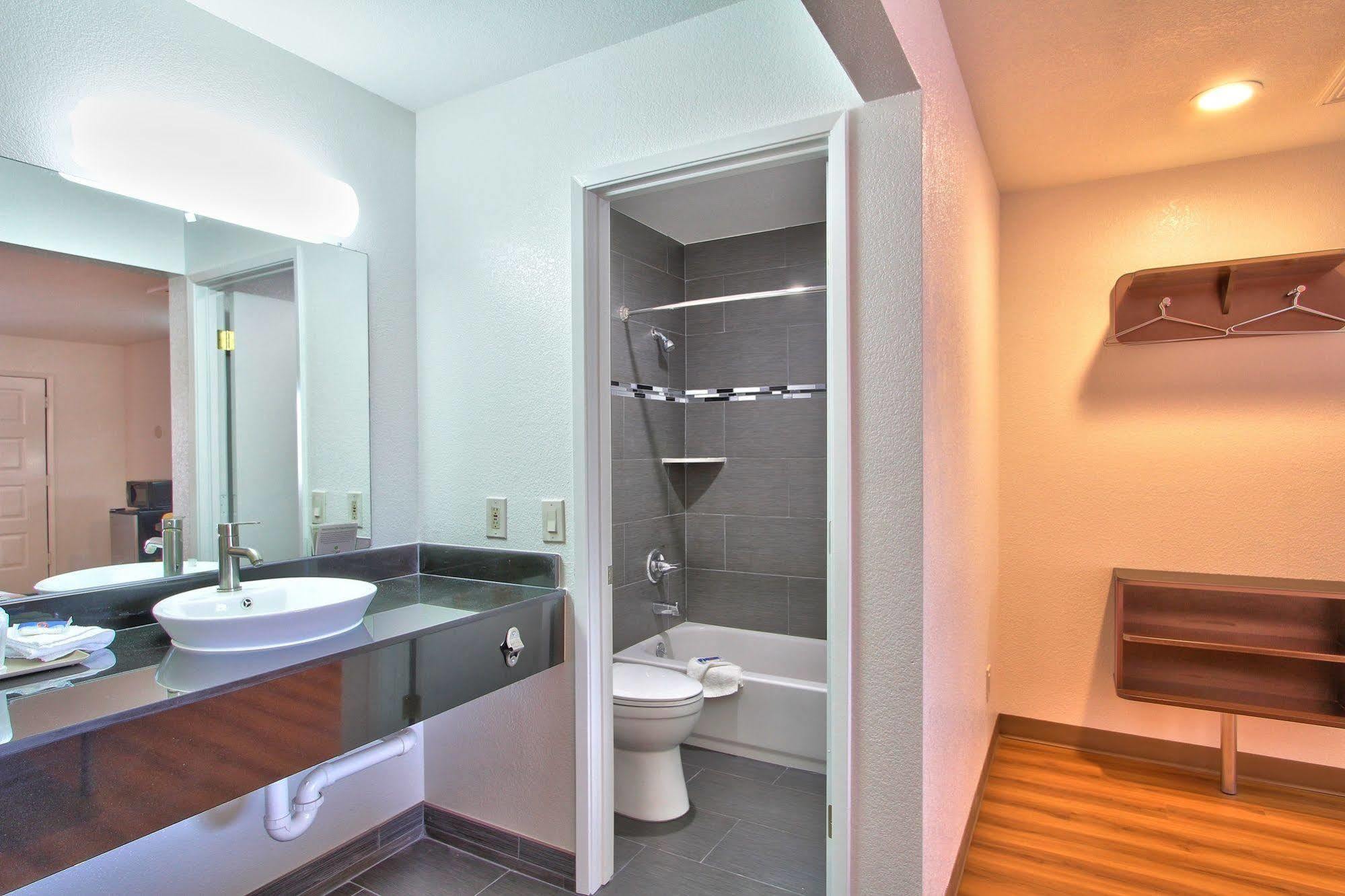 Coastal Valley Inn - Monterey คาสโตรวิลล์ ภายนอก รูปภาพ