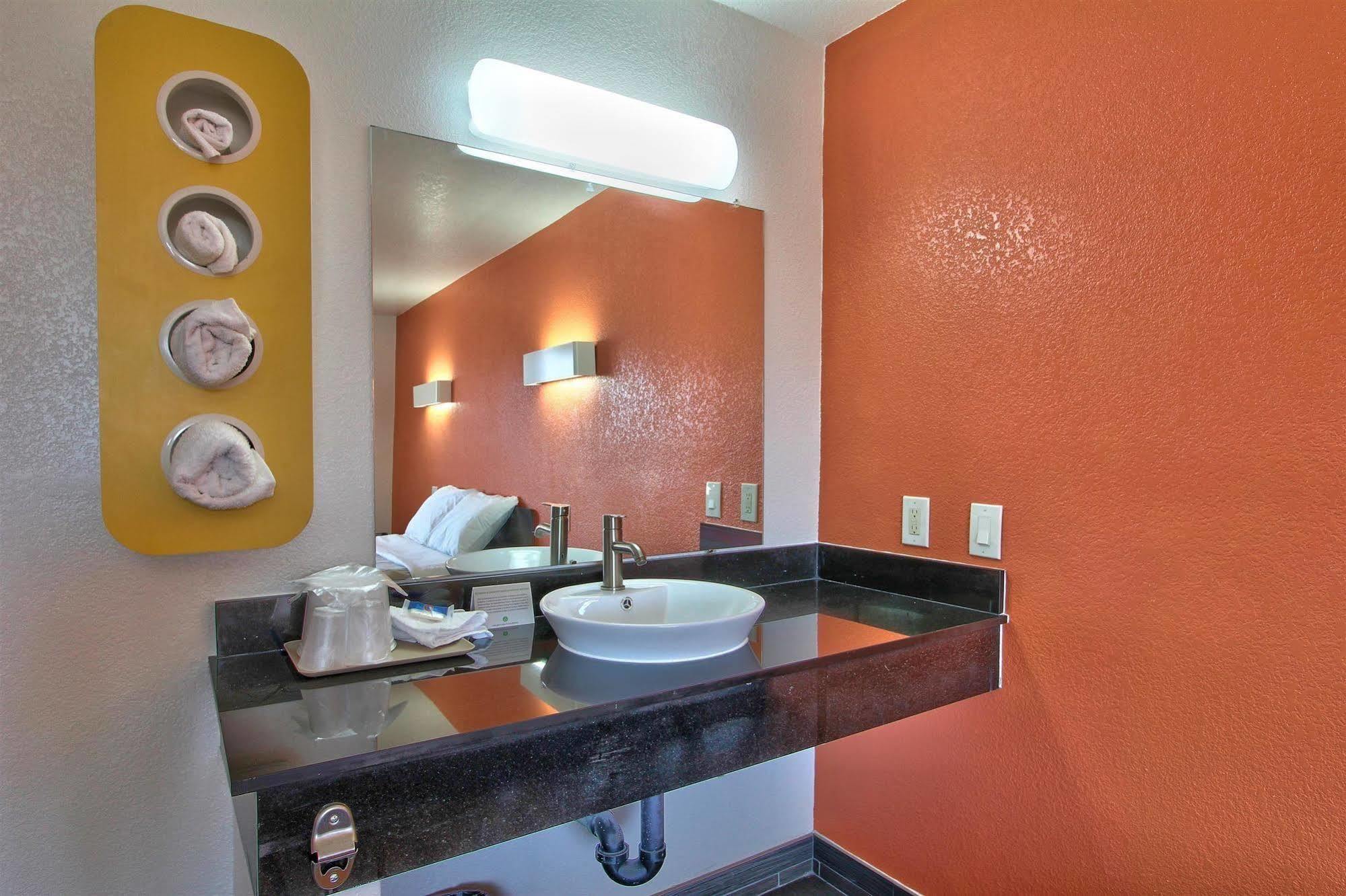Coastal Valley Inn - Monterey คาสโตรวิลล์ ภายนอก รูปภาพ
