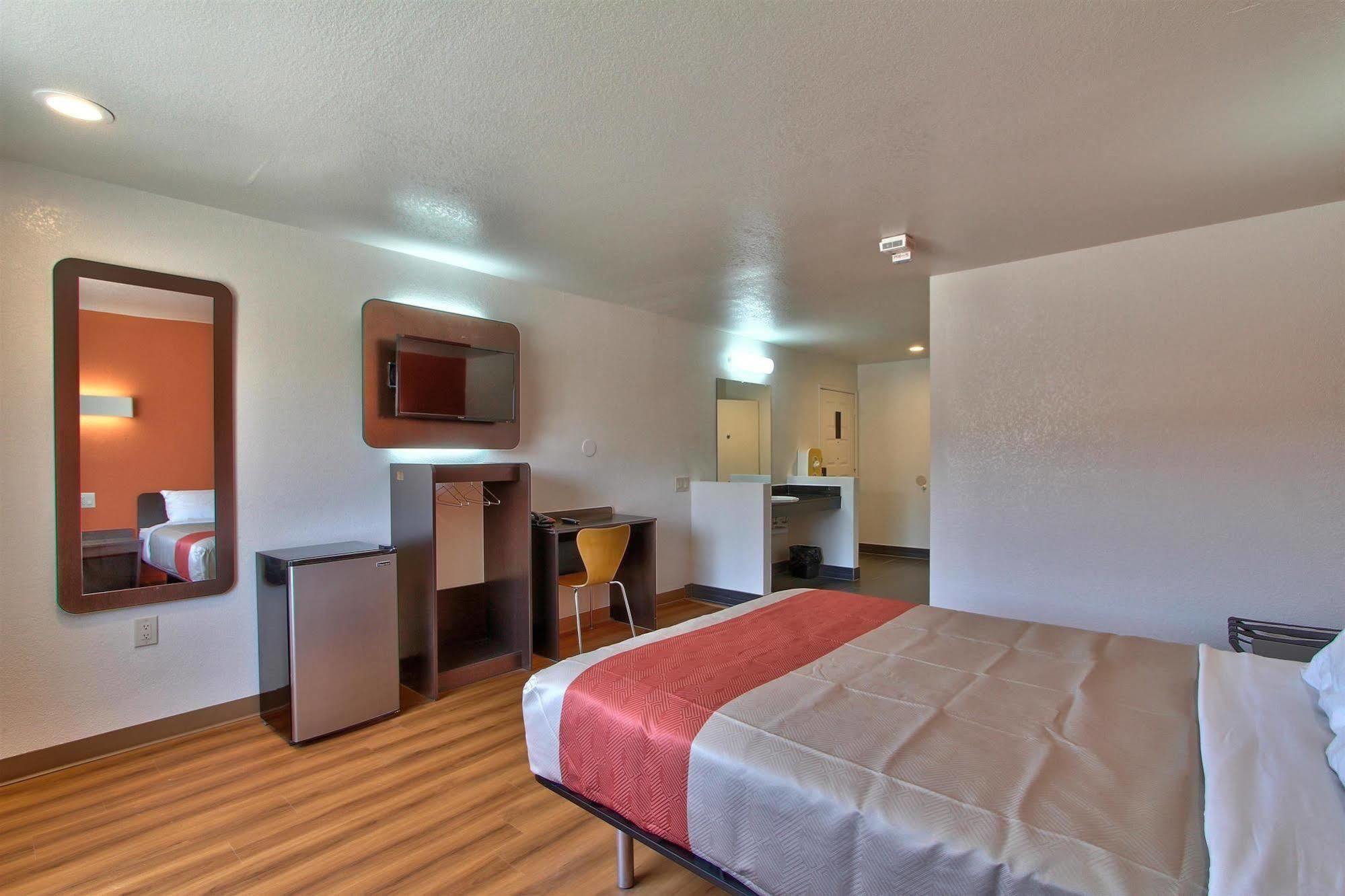 Coastal Valley Inn - Monterey คาสโตรวิลล์ ภายนอก รูปภาพ