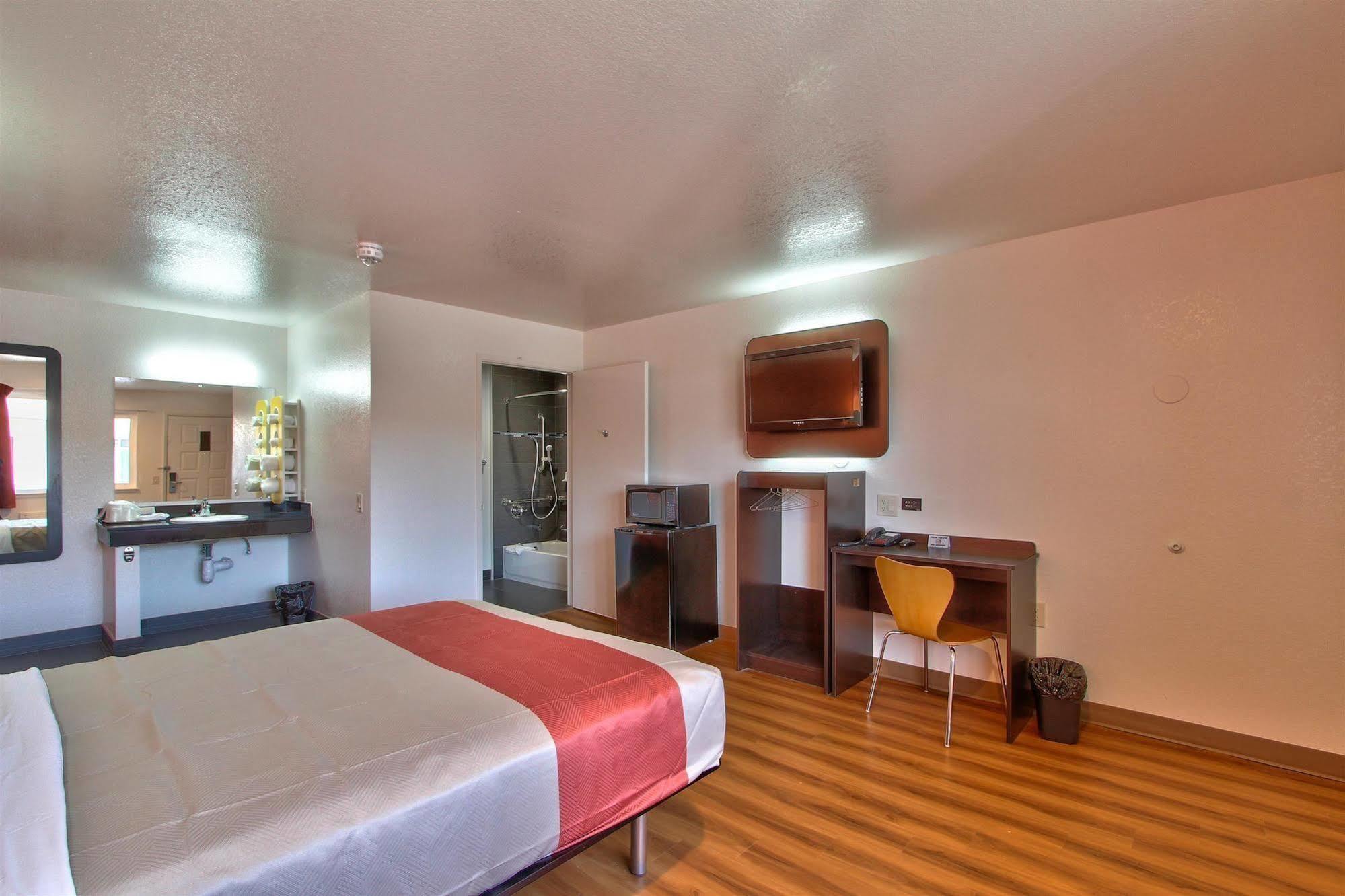 Coastal Valley Inn - Monterey คาสโตรวิลล์ ภายนอก รูปภาพ