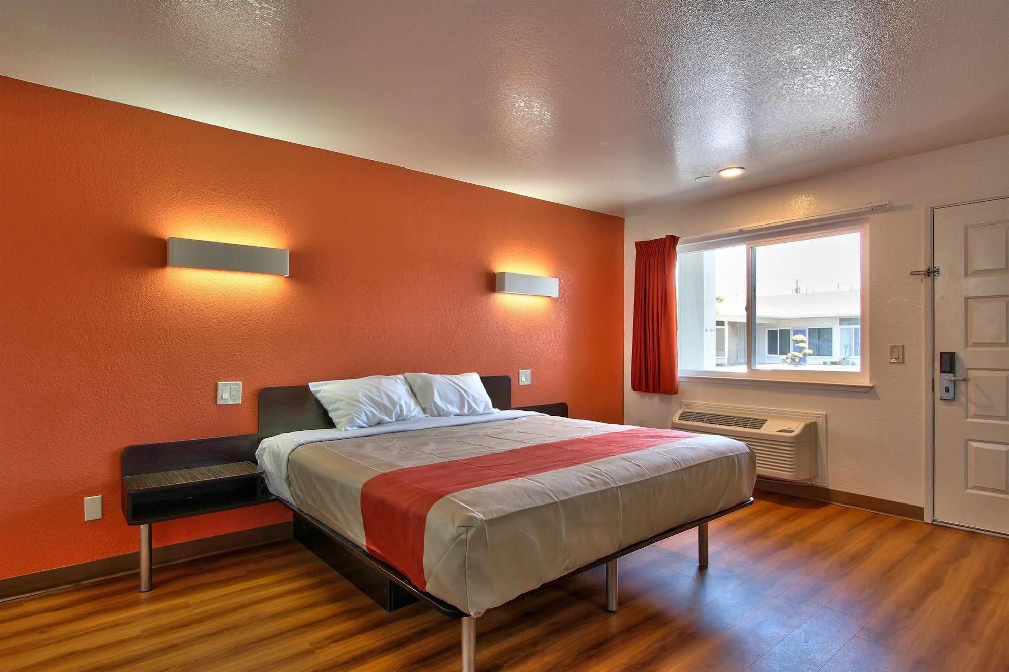 Coastal Valley Inn - Monterey คาสโตรวิลล์ ภายนอก รูปภาพ