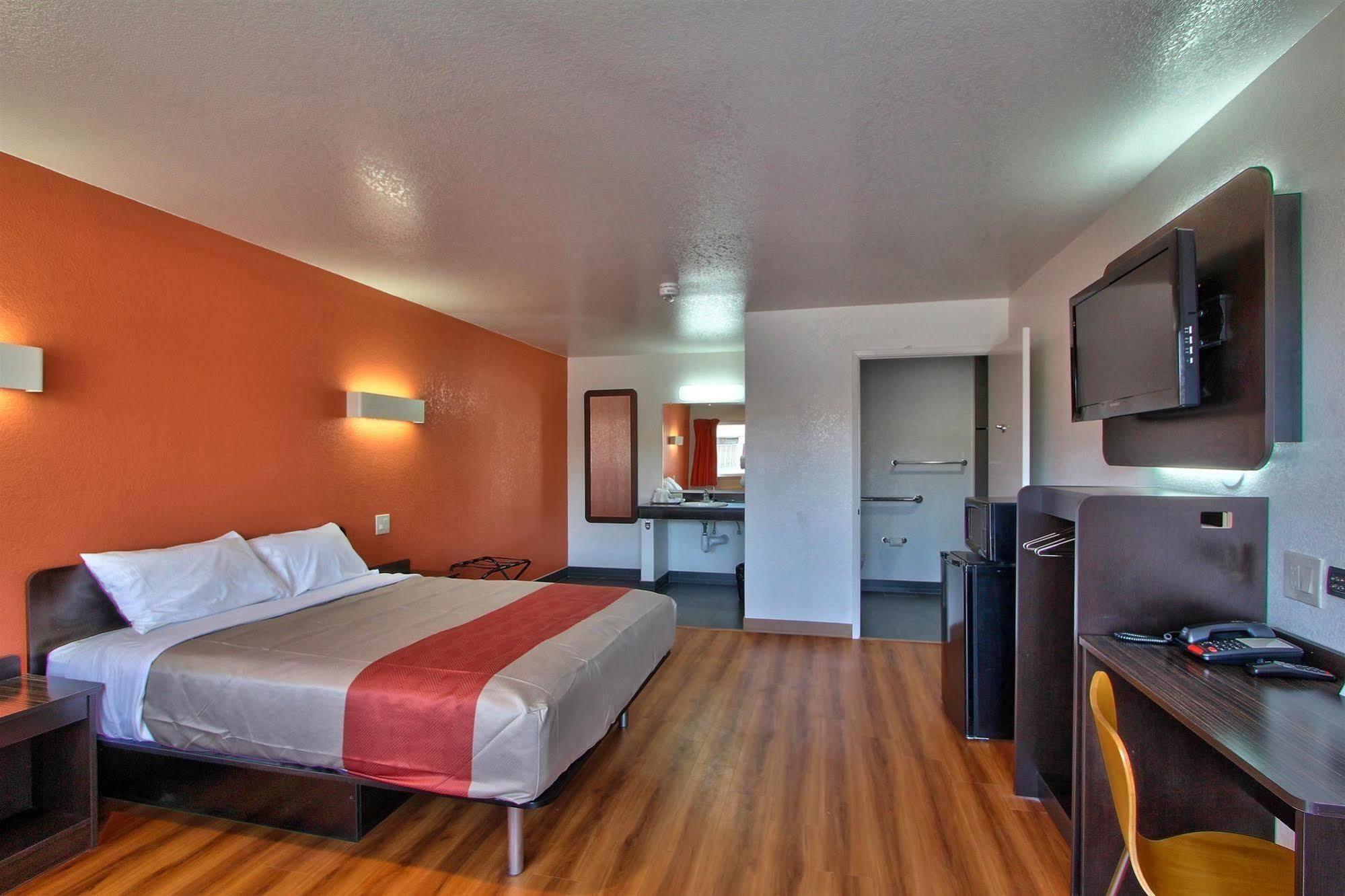 Coastal Valley Inn - Monterey คาสโตรวิลล์ ภายนอก รูปภาพ