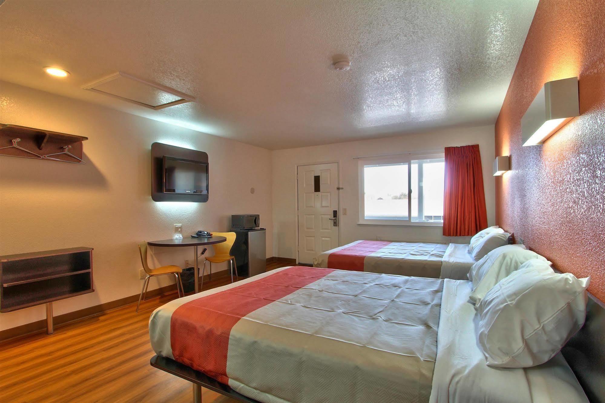 Coastal Valley Inn - Monterey คาสโตรวิลล์ ภายนอก รูปภาพ