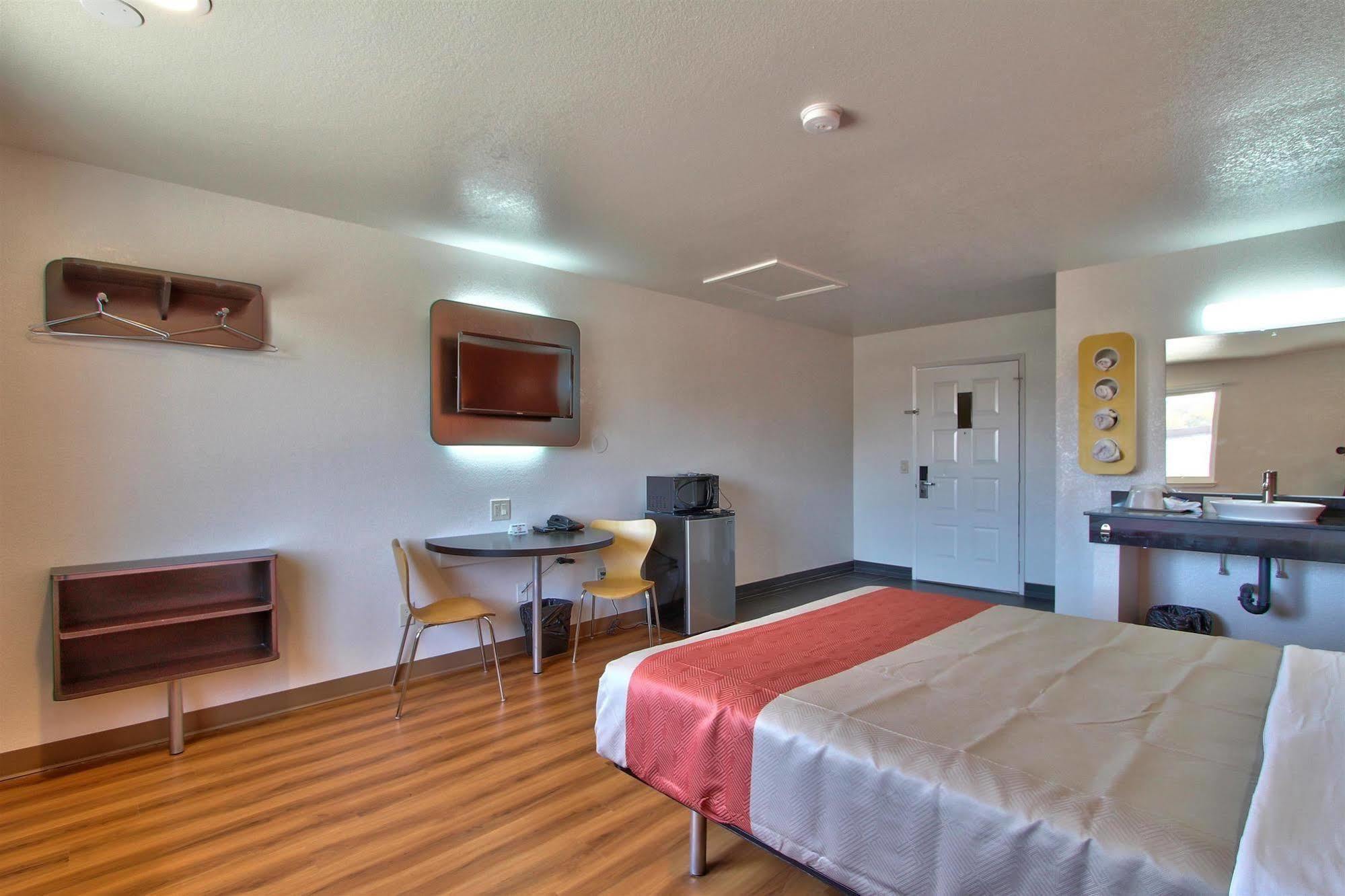 Coastal Valley Inn - Monterey คาสโตรวิลล์ ภายนอก รูปภาพ