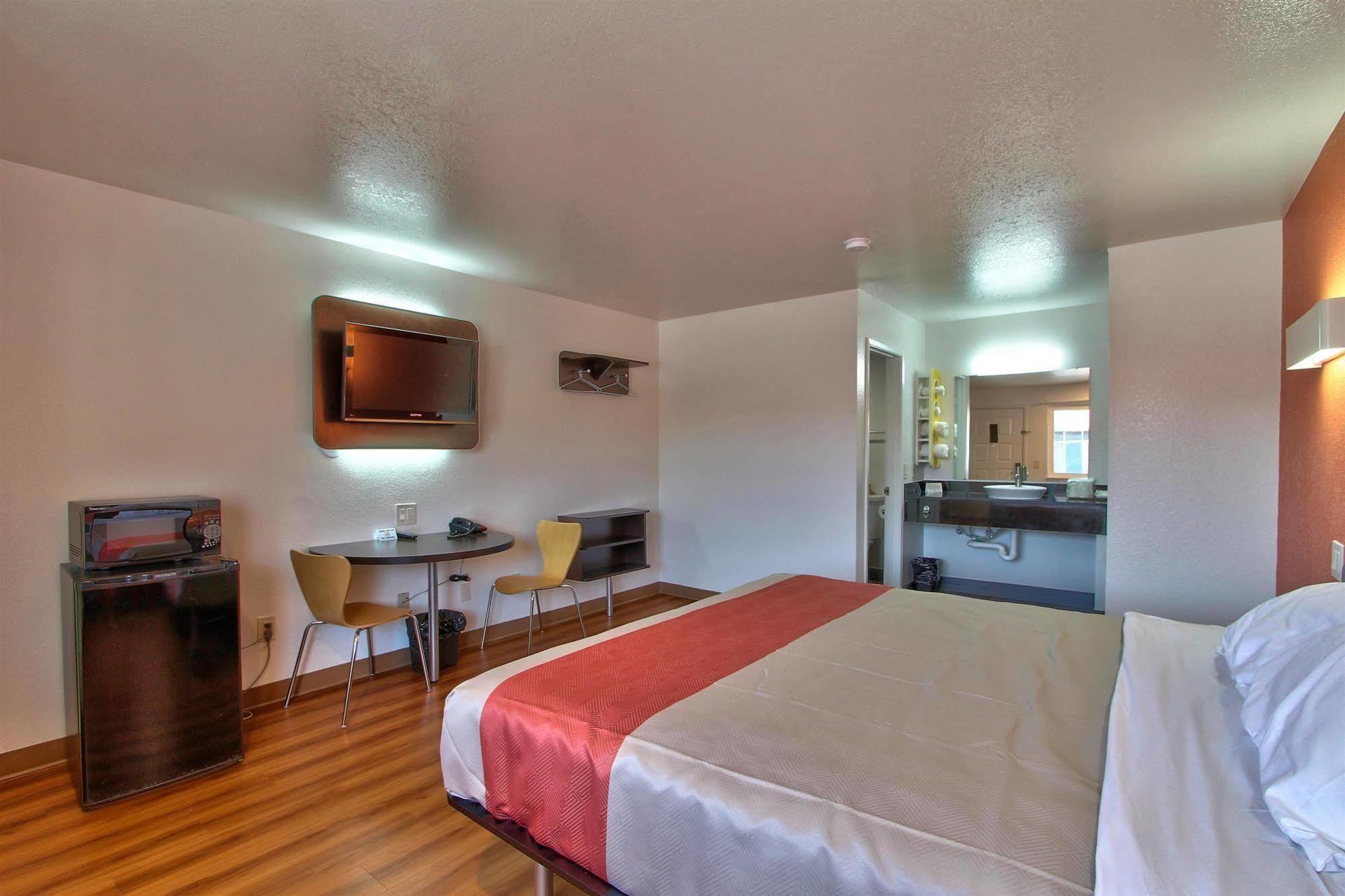 Coastal Valley Inn - Monterey คาสโตรวิลล์ ภายนอก รูปภาพ
