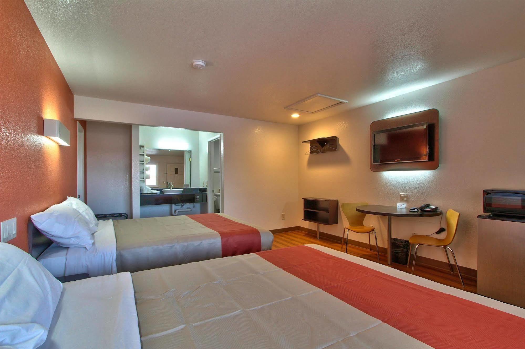 Coastal Valley Inn - Monterey คาสโตรวิลล์ ภายนอก รูปภาพ